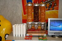 亀田製菓が用意した試食用柿の種