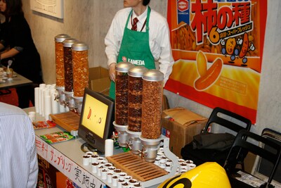 さまざまな味が用意された、亀田製菓提供による試食用柿の種。