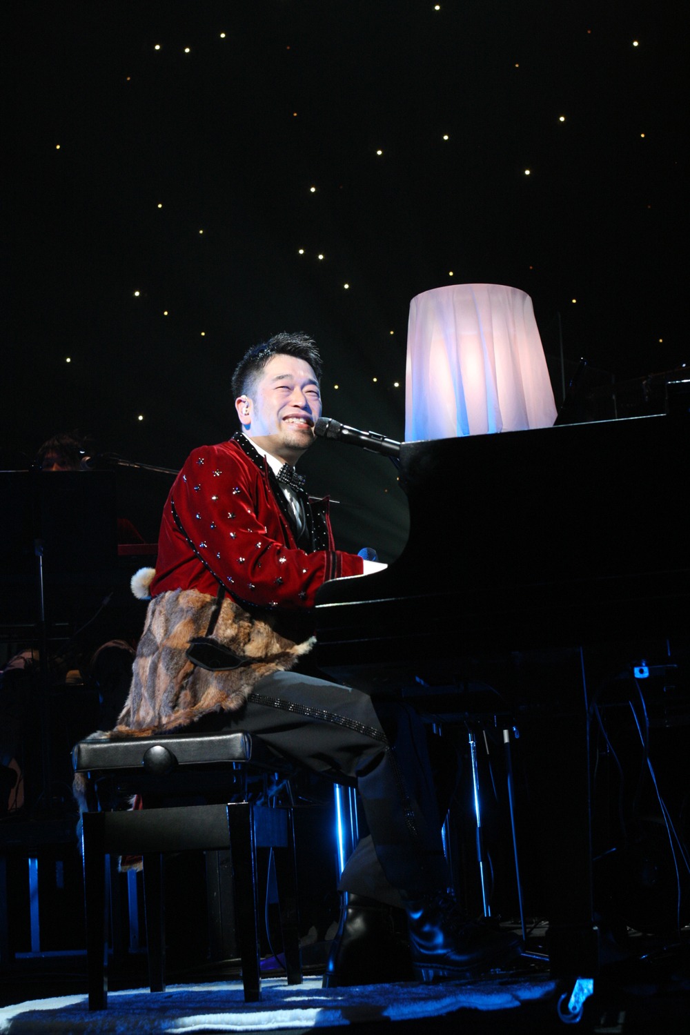 星がきらめくステージの上に、キラキラな衣装で登場したマッキー。