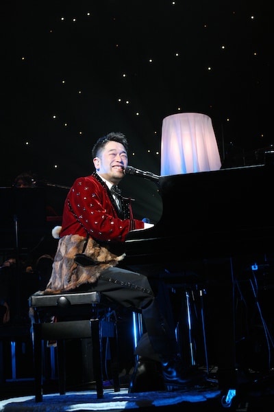 星がきらめくステージの上に、キラキラな衣装で登場したマッキー。