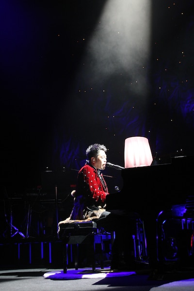 「クリスマスにたくさんやることがある中で、自分のコンサートを選んでもらえたことをとてもうれしく思います。普段、僕は『求めている』ばかりですが、今日はみんなに楽しいひとときをプレゼントできる、分かち合えることができるように」と語ったマッキー。