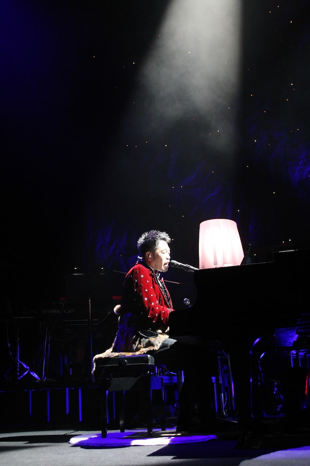 「クリスマスにたくさんやることがある中で、自分のコンサートを選んでもらえたことをとてもうれしく思います。普段、僕は『求めている』ばかりですが、今日はみんなに楽しいひとときをプレゼントできる、分かち合えることができるように」と語ったマッキー。