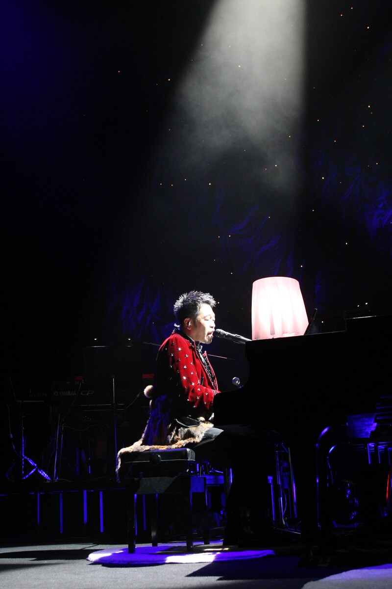 「クリスマスにたくさんやることがある中で、自分のコンサートを選んでもらえたことをとてもうれしく思います。普段、僕は『求めている』ばかりですが、今日はみんなに楽しいひとときをプレゼントできる、分かち合えることができるように」と語ったマッキー。