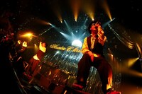 アンコールではステージ上にウイスキーのボトルを持ち込み、テンションをMAXに上げるメンバーも。