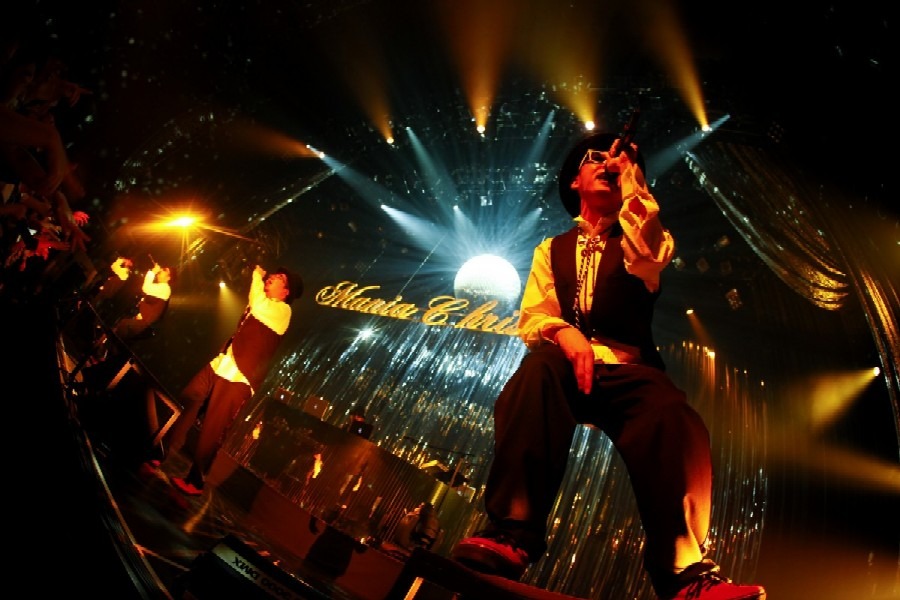 アンコールではステージ上にウイスキーのボトルを持ち込み、テンションをMAXに上げるメンバーも。