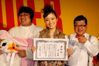 2009年は「SMILE PROJECT 2009」と題して、“音楽を通じて日本を笑顔にする”という目標のもと音楽活動を行ってきた上戸彩（中央）。2010年も歌手としての活躍に期待したい。