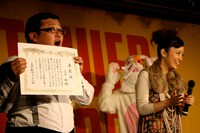 ファンに感謝状を見せるチャンカワイ（Wエンジン）