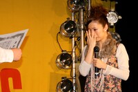 チャンカワイが読み上げる感謝状を前に、感動して涙を流す上戸彩。