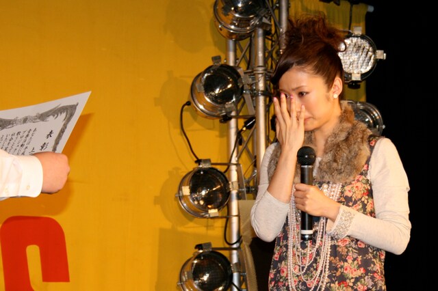 チャンカワイが読み上げる感謝状を前に、感動して涙を流す上戸彩。