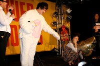 山里の予想外の登場に、へたり込んでしまった上戸彩。ちなみに、山里は「プライベート」でDVD発売を祝いに来たそうだ。