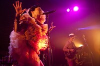 序盤のMCでは会場近くに住む森が、オススメのラーメン店や串焼屋を紹介。中納は観客に「飲んでる？」と語りかけるなど、観客との会話も楽しんでいた。