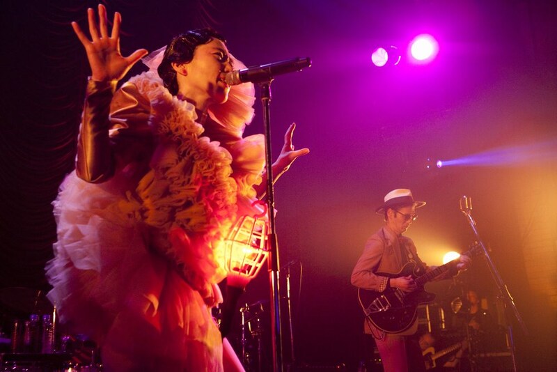 序盤のMCでは会場近くに住む森が、オススメのラーメン店や串焼屋を紹介。中納は観客に「飲んでる？」と語りかけるなど、観客との会話も楽しんでいた。