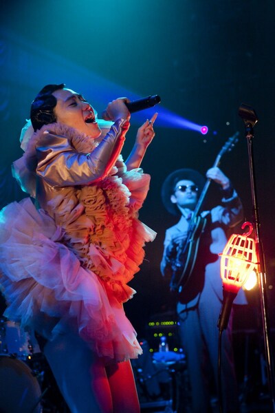 写真は12月23日に行われたEGO-WRAPPIN'のワンマンライブ「Midnight Dejavu」東京公演の様子。手前が中納良恵。