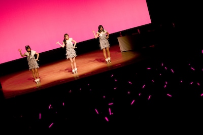 COSMETICSのラストステージ。客席をピンクのサイリウムが埋めつくした。