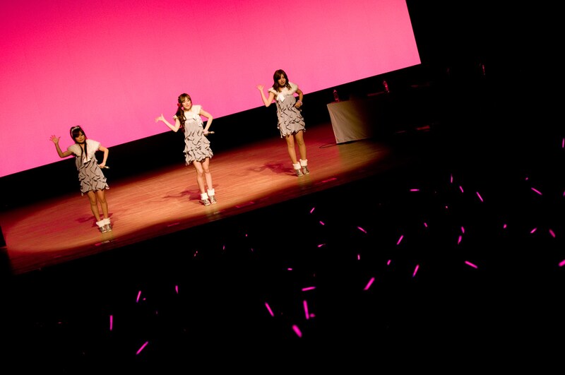 COSMETICSのラストステージ。客席をピンクのサイリウムが埋めつくした。