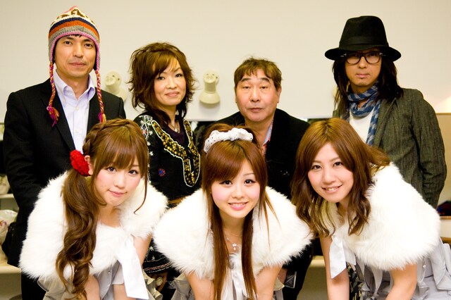 初めてCOSMETICS（写真前列）を観た清春（後列右）は、「曲もちゃんとしてるし、（今日で解散なんて）もったいないよね。もうちょっとふざけた感じなのかと思ってた」とコメント。メンバー3人が卒業し、その名前のみが残ったCOSMETICSが今後どうなるのか、その動向が気になるところだ。