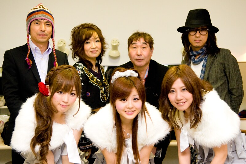 初めてCOSMETICS（写真前列）を観た清春（後列右）は、「曲もちゃんとしてるし、（今日で解散なんて）もったいないよね。もうちょっとふざけた感じなのかと思ってた」とコメント。メンバー3人が卒業し、その名前のみが残ったCOSMETICSが今後どうなるのか、その動向が気になるところだ。