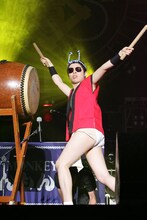 DJケミカルは赤いハッピと白いふんどし姿、そしてハッピの下にさらしを巻いたお祭りスタイルで、太鼓を叩きながらステージに登場。