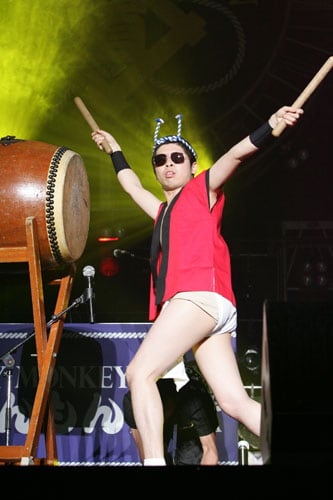 DJケミカルは赤いハッピと白いふんどし姿、そしてハッピの下にさらしを巻いたお祭りスタイルで、太鼓を叩きながらステージに登場。