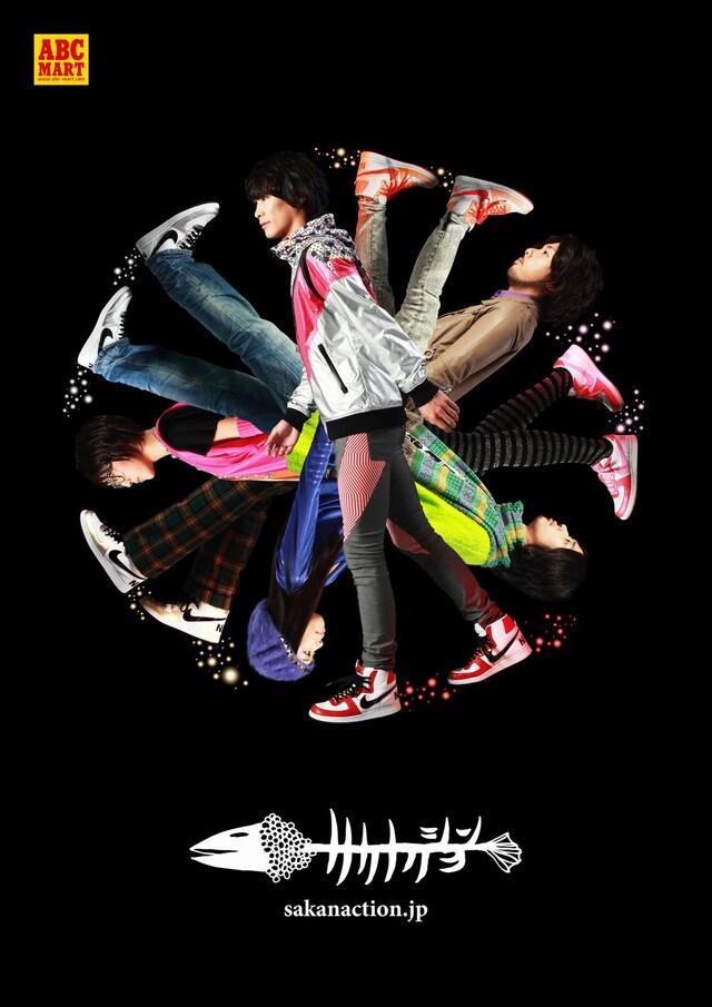 こちらがABC-MARTとのコラボレーションが実現したポスター。ビジュアルイメージは「アルクアラウンド」の楽曲にインスパイアされて作られた。