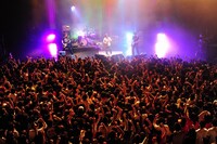 超満員の観客の盛り上がりで、横浜BLITZの中は年末とは思えない熱気に包まれた。