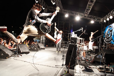 EGG BRAINは2月に全国10都市を回るツアー「SEVENTEEN TOUR 2010」を開催。ニューアルバム発売日の3月24日からは、50本以上におよぶリリースツアーも予定されている。