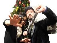 こちらの写真は「髭マニフェスト」を掲げ、意気込むメンバーの写真。バックにはクリスマスツリーが飾られており、若干時期外れなのが気になるところ。