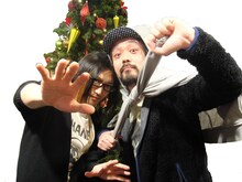 こちらの写真は「髭マニフェスト」を掲げ、意気込むメンバーの写真。バックにはクリスマスツリーが飾られており、若干時期外れなのが気になるところ。