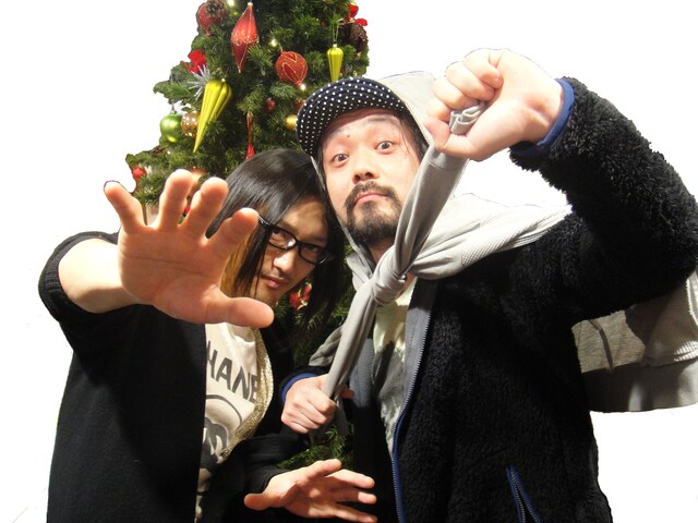 こちらの写真は「髭マニフェスト」を掲げ、意気込むメンバーの写真。バックにはクリスマスツリーが飾られており、若干時期外れなのが気になるところ。