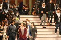 階段から降りてくる出場歌手たち。