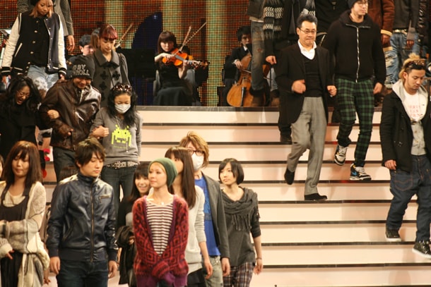 階段から降りてくる出場歌手たち。