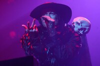 「Lullaby-III」では椅子に座り、じっくりと歌に浸る櫻井敦司。そばに置かれたガイコツともども、歌の世界観がムーディに演出された。