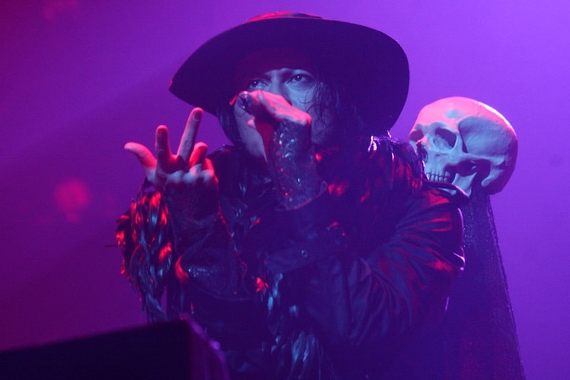 「Lullaby-III」では椅子に座り、じっくりと歌に浸る櫻井敦司。そばに置かれたガイコツともども、歌の世界観がムーディに演出された。