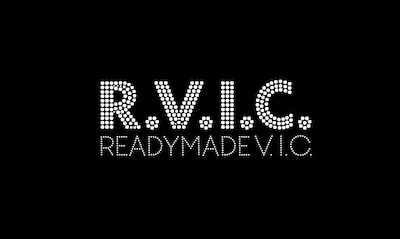 「READYMADE V.I.C.」の名称は「READYMADE-VICTOR INCORPORATED COMPANY（レディメイドが/ビクターで/いろいろ/出します）」の略とのこと。