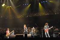 tetsuya（B/L’Arc-en-Ciel）、マオ（Vo/シド）、真矢（Dr/LUNA SEA）、白田一秀（G/ex.PRESENCE, Ken BAND）によるSession E。