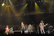 tetsuya(B/L’Arc-en-Ciel)、マオ(Vo/シド)、真矢(Dr/LUNA SEA)、白田一秀(G/ex.PRESENCE, Ken BAND)によるSession E。