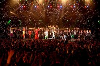 カウントダウンの瞬間には出演者全員がステージに大集合。