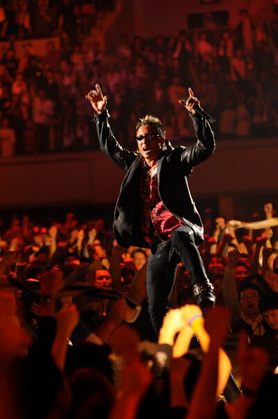 この日のライブについて「ひたすら走り続けた今年の集大成にもなる」と語っていたアニキ。その言葉のとおり、2009年に行われたバンド編成によるアリーナツアーと、独奏による弾き語りツアーの両方の魅力が楽しめる感動の一夜となった。