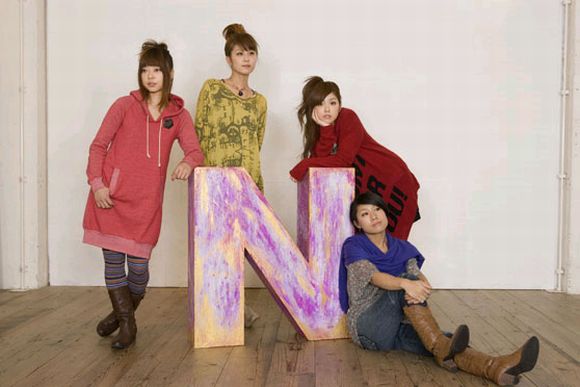 2005年2月にシングル「ラズベリーパイ」でデビューし、その年の「輝く！日本レコード大賞」で新人賞を受賞した中ノ森BAND。左からYUCCO、SHINAMON、AYAKO、CHEETA。