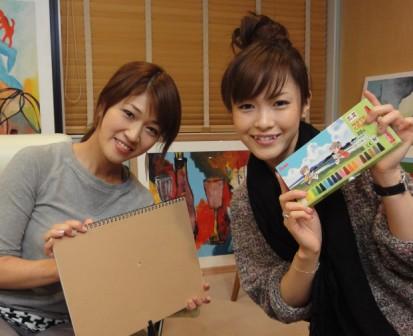 爽やかな笑顔を浮かべるBONNIE PINKと杉崎美香。