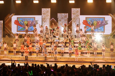 総勢45人による絢爛なステージ。