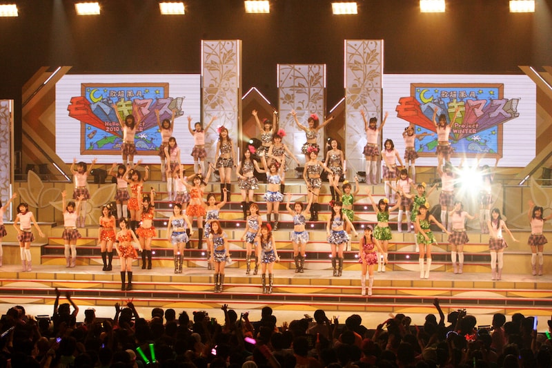 総勢45人による絢爛なステージ。