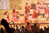 拳を上げてジャンプする熱狂的なファン。