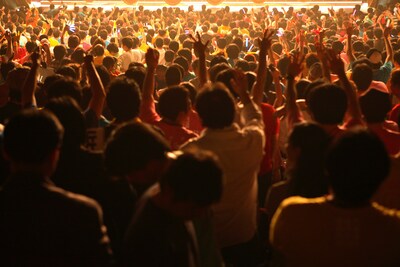 熱気あふれるファン。
