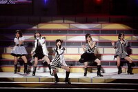 写真は1月2日「Hello! Project 2010 WINTER 歌超風月 ～モベキマス！～」のステージ。個性的な振り付けの「SHOCK!」を披露した。