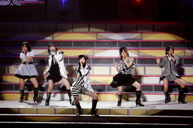 写真は1月2日「Hello! Project 2010 WINTER 歌超風月 ～モベキマス！～」のステージ。個性的な振り付けの「SHOCK!」を披露した。