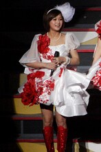 髪をばっさりカットし、大胆にイメージチェンジした新垣里沙。「ずっと髪を切りたかった」という新垣だが「さびしかったので、切った髪を持って帰った」という。