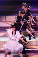 合同ツアーを行う真野恵里菜＆スマイレージ。