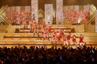 雛壇状の階段と2面のスクリーンが用意されたステージ。