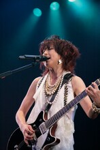 小柄な体でギターを抱えた岸谷香。